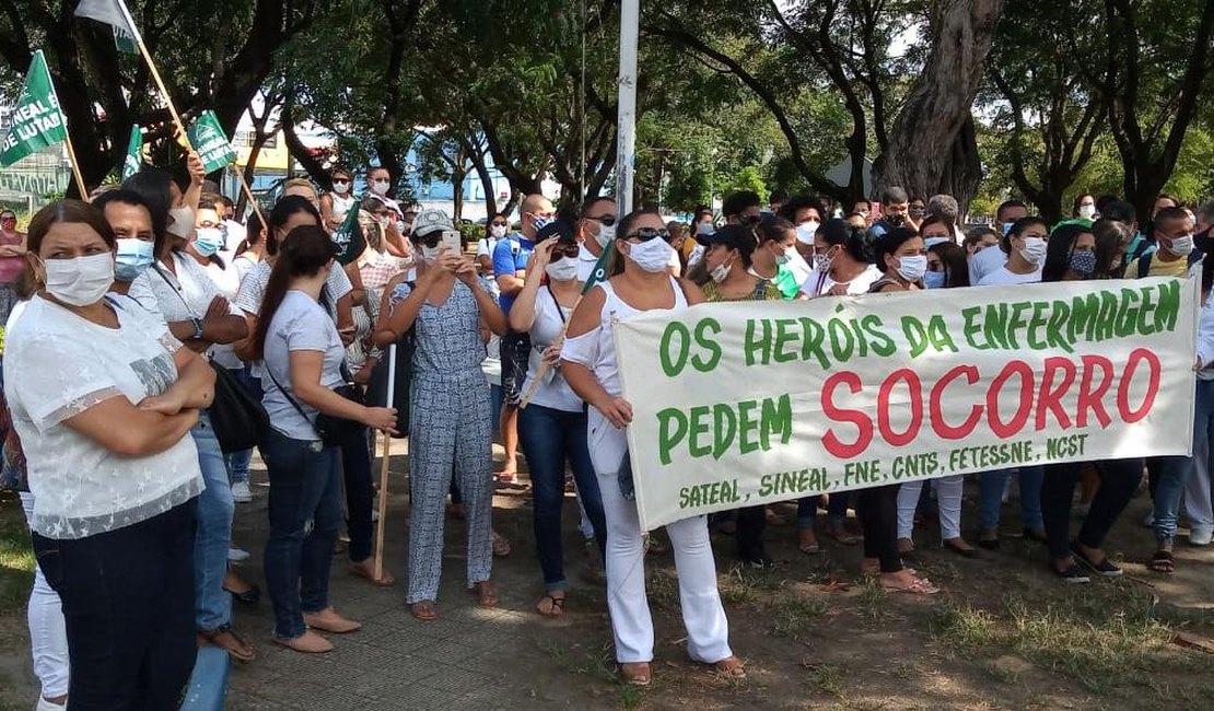 Profissionais da enfermagem fazem protesto contra jornada sem folga em Maceió