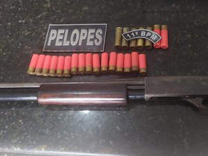 Suspeito pede pra colega guardar espingarda mas polícia descobre endereço e prende os dois