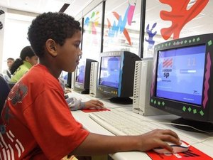 Bolsonaro veta universalização da banda larga em escolas públicas