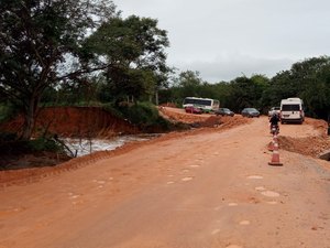 [Vídeo] Desvio da AL 485 que liga Arapiraca a Feira Grande foi liberado para tráfego de veículos