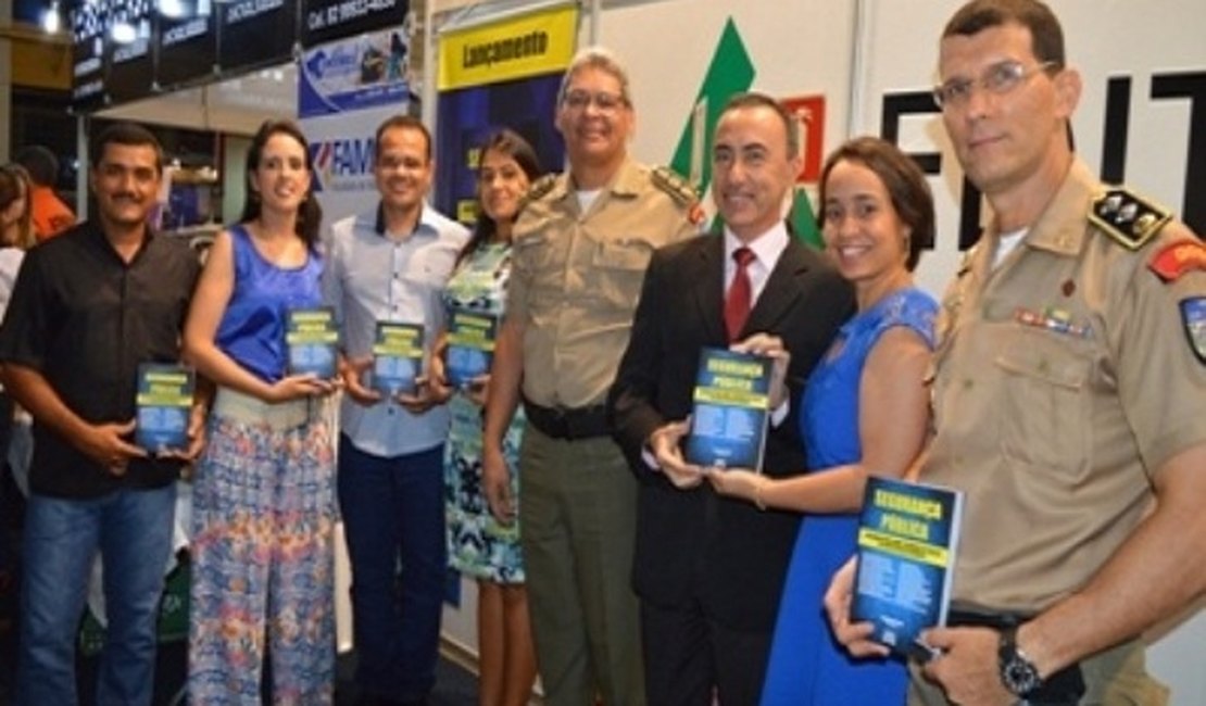 Policiais Militares lançam obras na Bienal do Livro de Alagoas