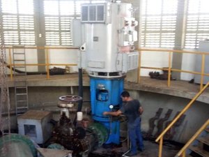 Motobomba é reinstalada na estação de captação do Sistema Coletivo da Bacia Leiteira