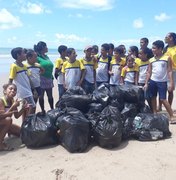 Estudantes fazem mutirão e retiram lixo da Praia do Boqueirão