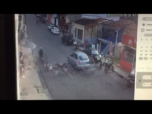[Vídeo] Acidente entre duas motos é registrado no Jacintinho