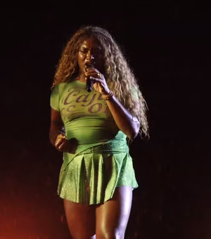 Liniker estreia na Tusca com look inspirado no álbum 'Caju', sensualiza e emociona público