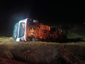 Carreta com carga de álcool tomba em Porto Calvo