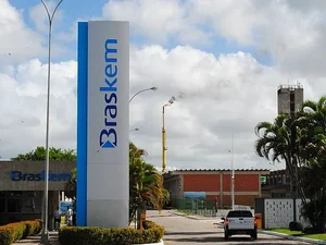 Justiça dá razão à Braskem e impõe freio judicial a protestos em frente à fábrica no Pontal da Barra