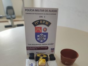 Jovem de 22 anos é preso com maconha e cocaína em Penedo