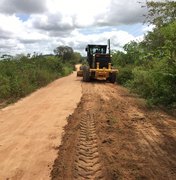 Prefeitura de Arapiraca recupera vias na zona rural