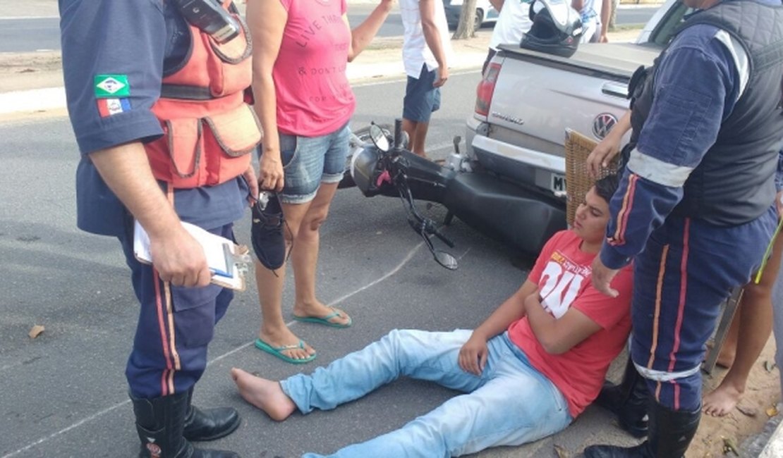 Colisão entre carro e moto deixa motociclista ferido