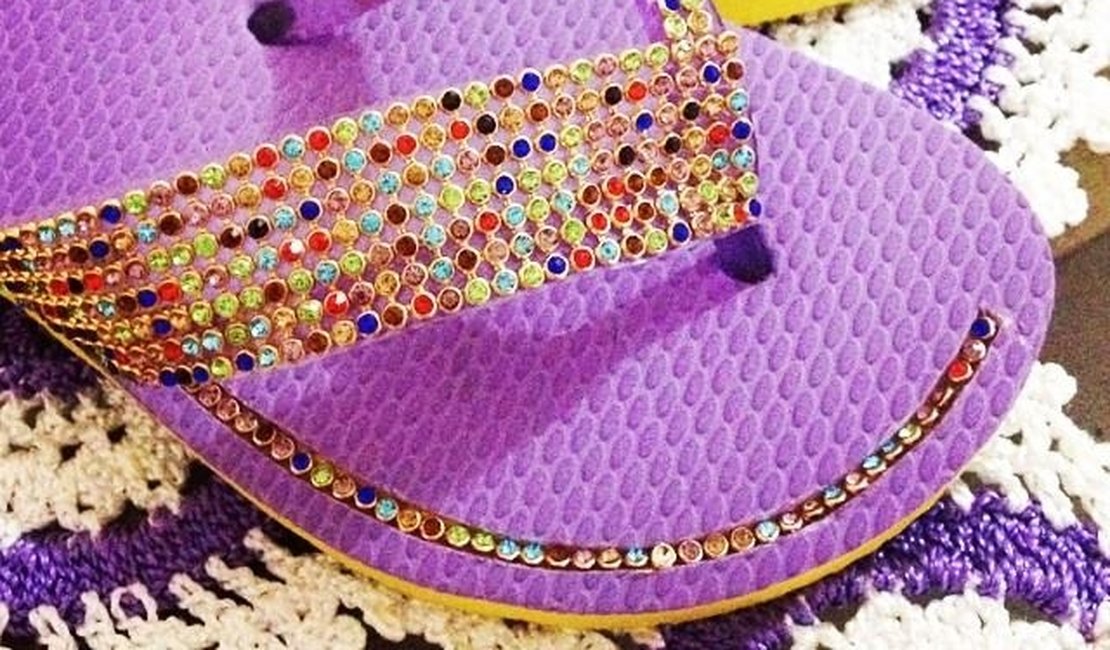 Havaianas ganham glamour nas mãos talentosas de artesã de Arapiraca