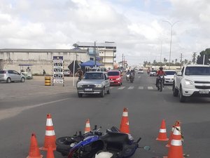 Condutor tenta ultrapassar sinal vermelho e provoca acidente na AL-220