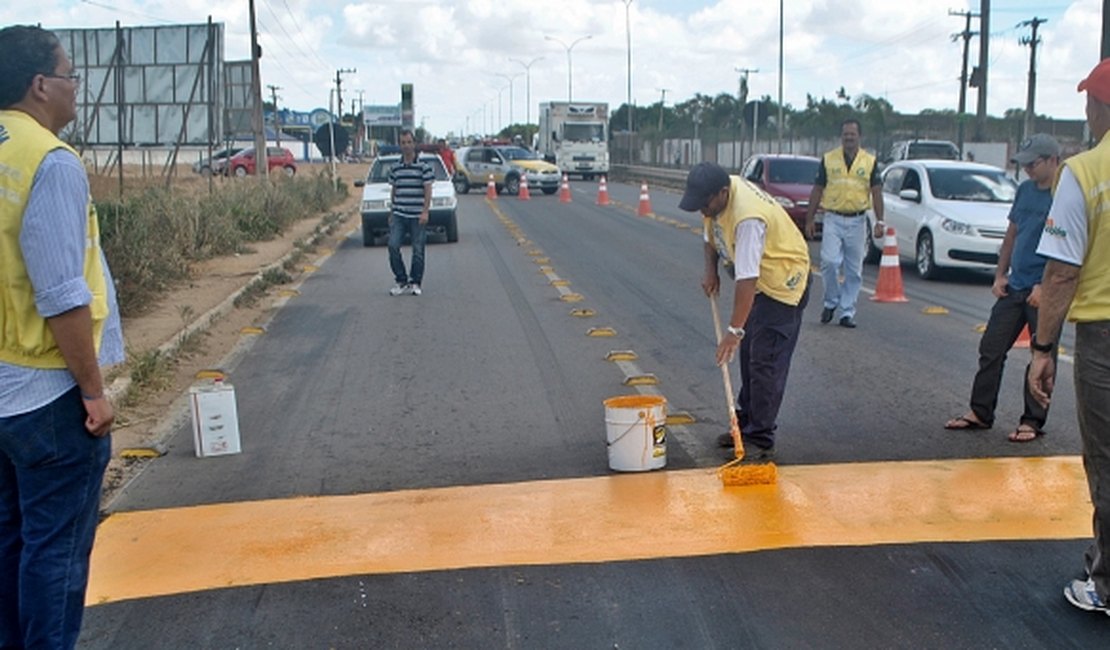 SMTT sinaliza lombada na AL-220 em frente ao Hospital Chama