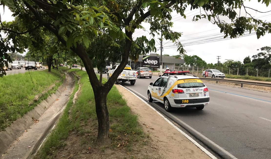 Homem fica ferido após colidir motocicleta em carro de passeio na parte alta de Maceió