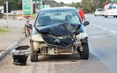 Colisão envolvendo três veículos deixa homem gravemente ferido na BR-101