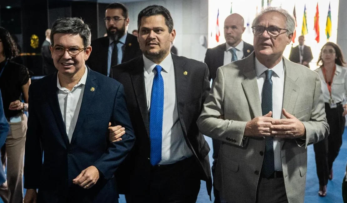 Renan Calheiros estreita laços com Alcolumbre após obstrução do Senado por bolsonaristas