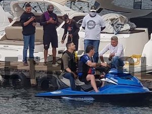Depois do churrasco fake, Jair Bolsonaro curte jet ski no Lago Paranoá em Brasília