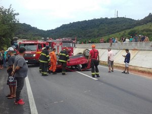 Acidente com carro de passeio deixa cinco feridos em Flexeiras