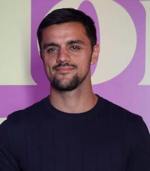 Felipe Simas diz que pensou em largar carreira de ator após conversão