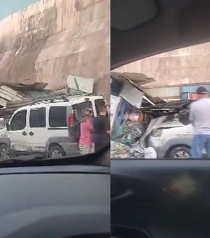 [Vídeo] Após batida, carro invade e destrói banca de livros no Centro de Maceió