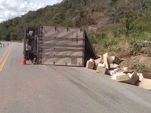 Motorista fica gravemente ferido após carreta tombar na BR-104