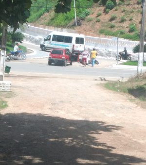 Colisão entre veículos deixa motoqueiro ferido em Porto Calvo