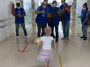 Vídeo: menina de 4 anos curada de câncer canta 'Let it Go' em hospital