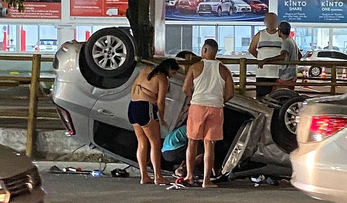 Carro colide com veículo, capota na Avenida Fernandes Lima e deixa oito feridos