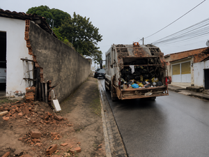 Caminhão de coleta de lixo perde freio e derruba muro de residência em Arapiraca