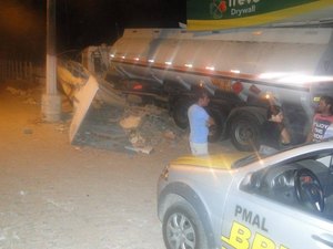 Motorista perde controle da direção e carreta atinge empresa na AL-110