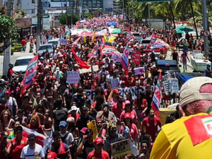 Ato em apoio a Lula reúne manifestantes na orla de Maceió