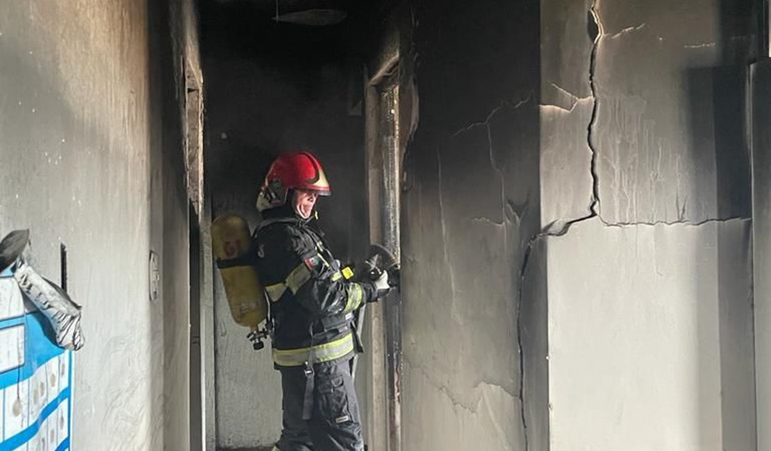 Apartamento no bairro do Poço pega fogo na manhã dessa segunda-feira (27)