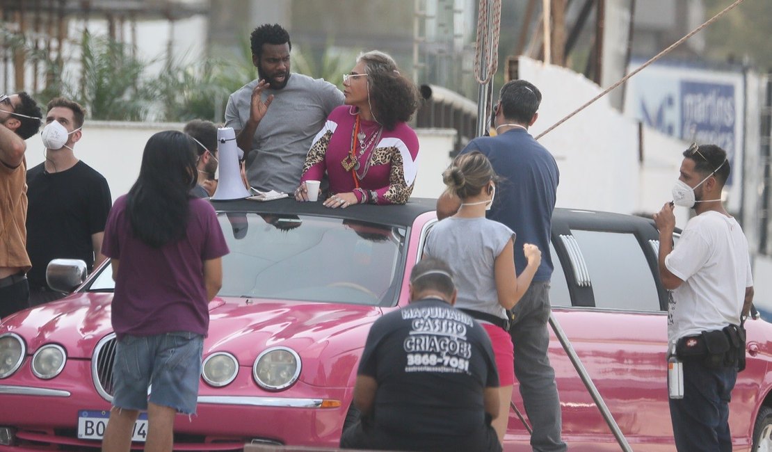 Rafael Zulu e Rodrigo Sant'Anna gravam cenas em carrão pink no Rio