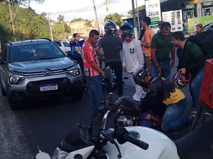 Colisão entre moto e carro deixa homem gravemente ferido em acidente no bairro do Feitosa