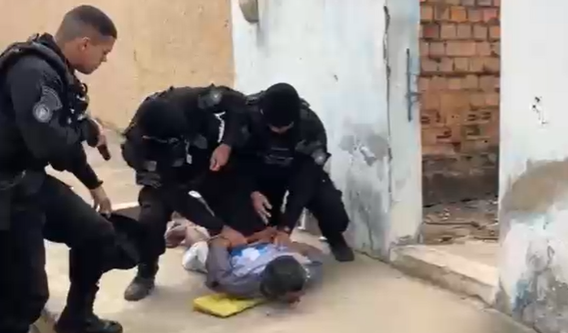 Suspeito de agredir companheira e raptar criança é preso enquanto concedia entrevista