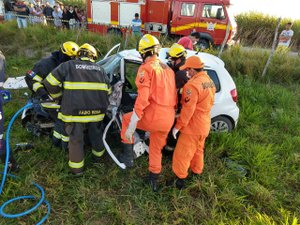 Colisão entre veículos deixa vítima presa às ferragens em São Sebastião