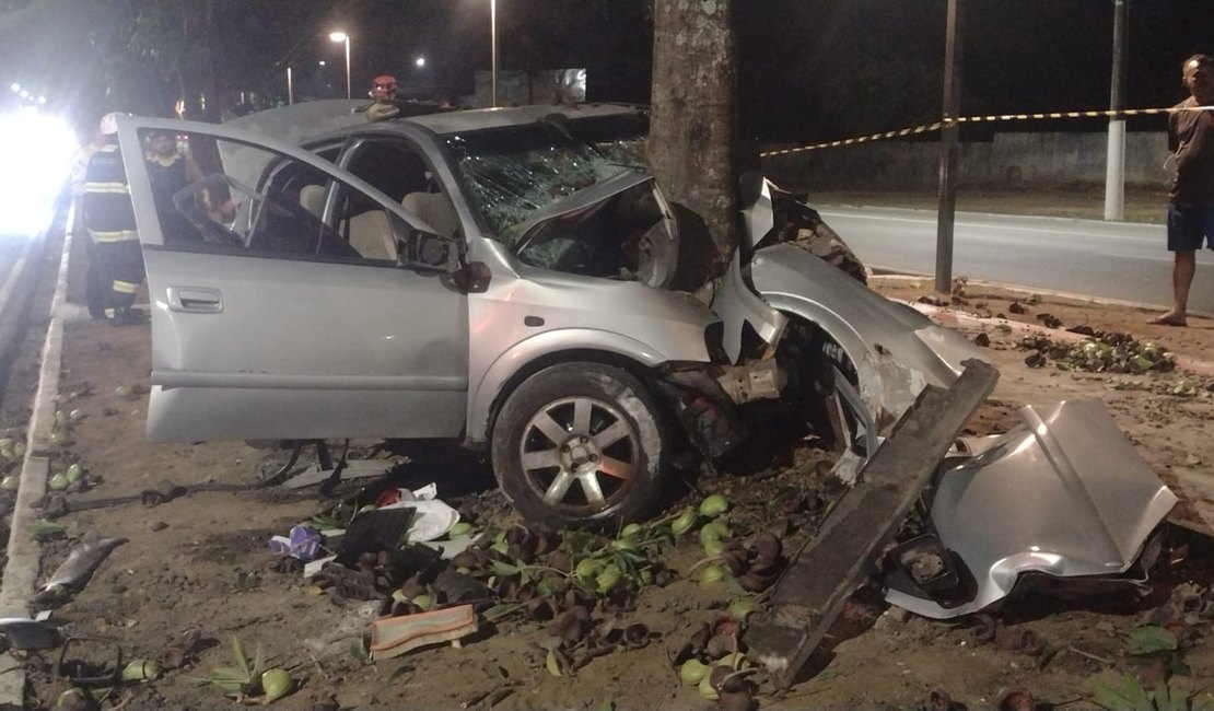 Carro bate contra árvore e motorista morre na Av. Durval de Góes Monteiro