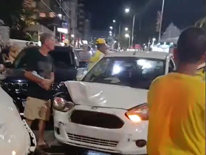 [Vídeo] Motorista embriagada provoca acidente e tumulto perto de roda gigante na orla de Maceió
