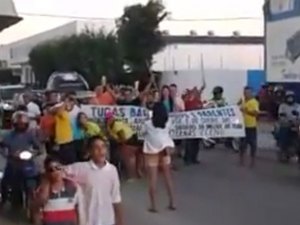 Em Arapiraca, familiares e amigos realizam cortejo fúnebre com música e fogos