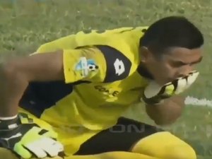Goleiro morre após se chocar com zagueiro brasileiro na Indonésia