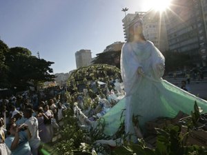 Estátua de Iemanjá é destruída por mulher com marreta em praia 
