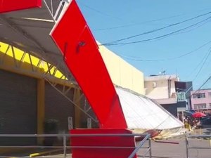 [Vídeo] Forte ventania derruba cobertura metálica de supermercado em Palmeira dos Índios