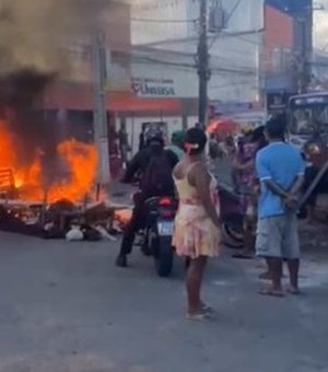 [Vídeo] Moradores do Jacintinho bloqueiam via em protesto contra a falta de água