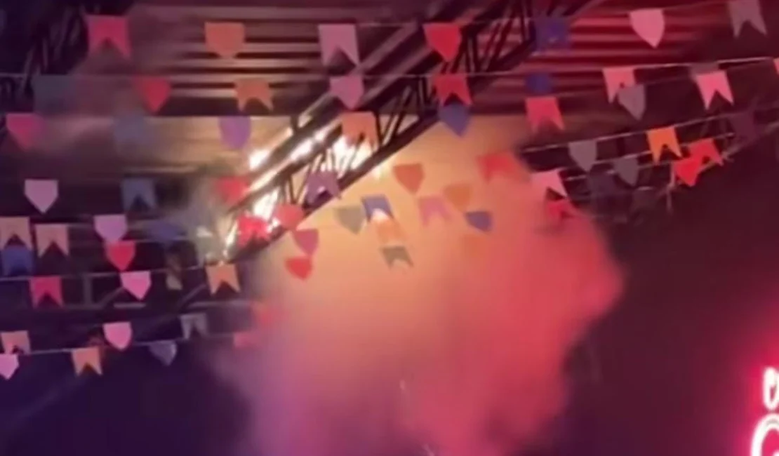 Incêndio atinge teto de bar movimentado no Jaraguá e assusta clientes e funcionários