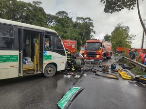 Homem fica preso às ferragens após acidente entre carro e micro-ônibus