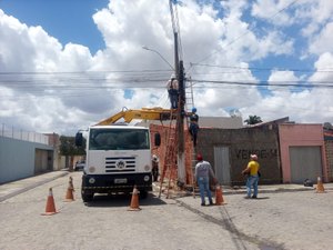 Poste que ameaçava cair é trocado na manhã desta terça-feira (05) no bairro Baixa Grande