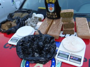 Ao tentar fugir, jovens são interceptados com 6 kg de maconha e balanças de precisão