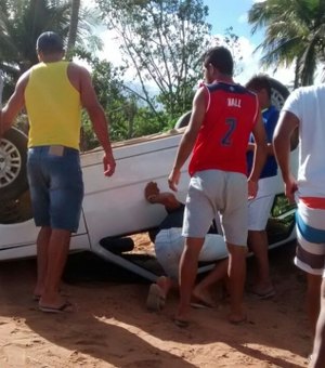 Em alta velocidade, veículo capota, mas não deixa vítimas graves