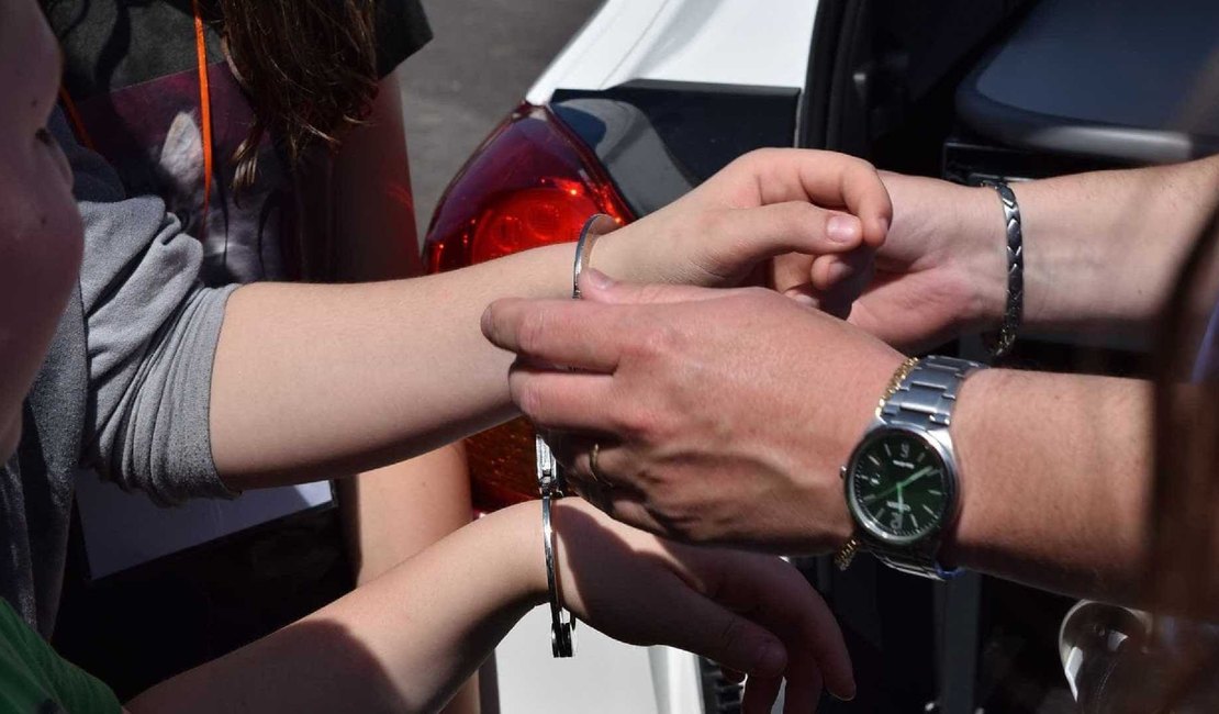 Mulher é suspeita de assassinar companheiro após discussão por celular