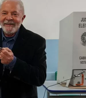 Lula vota em São Bernardo e manda recado aos 'bolsonaristas fanáticos'